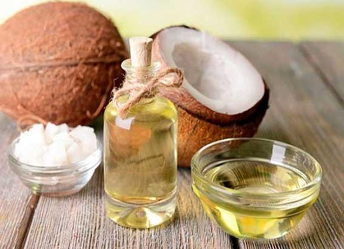 Kết hợp vỏ chuối với dầu dừa giảm tình trạng tóc khô xơ, nhất là trong điều kiện nắng nóng mùa hè.