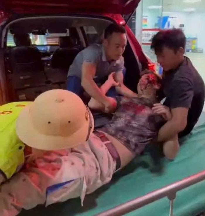 Lực lượng CSGT Trạm Diễn Châu hỗ trợ đưa anh Lê Văn Huỳnh bị chấn thương nặng vùng đầu vào Khoa Cấp cứu, Bệnh viện Hữu nghị Đa khoa 115 Nghệ An trong tối 13/6.