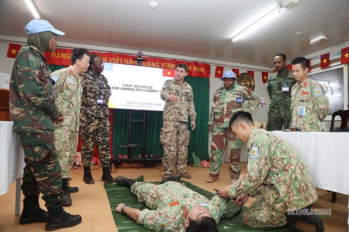 Giảng viên hướng dẫn học viên thực hành các tình huống xử trí y tế khẩn cấp trong môi trường phái bộ. Ảnh: Văn Giang