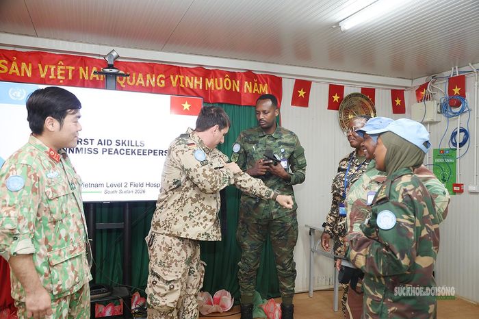 Học viên tham gia mô phỏng tình huống cấp cứu, vận chuyển thương vong và phối hợp xử trí khẩn cấp theo tiêu chuẩn Liên Hợp Quốc. Ảnh: Văn Giang