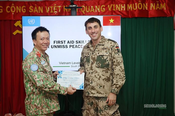Học viên hoàn thành khóa học được trao chứng nhận sau khi đạt yêu cầu kiểm tra cuối khóa. Ảnh: Văn Giang