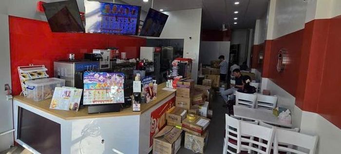 Cơ quan điều tra kiểm tra, thu giữ nhiều vật chứng liên quan tại nhà đối tượng D. Ảnh: Công an tỉnh Lai Châu