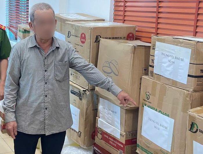 Đối tượng D. cùng vật chứng tại cơ quan điều tra. Ảnh: Công an tỉnh Lai Châu