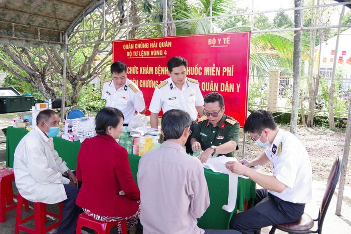 Hoạt động cấp thuốc miễn phí cho nhân dân theo chương trình quân - dân y kết hợp tại Bộ Tư lệnh vùng 4 Hải quân.
