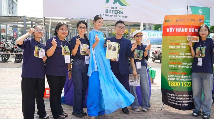  Thiên Khoa (thứ ba từ bên phải qua) cùng mạng lưới tình nguyện viên. 
