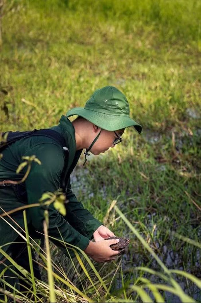  Thiên Khoa đưa rùa về môi trường tự nhiên. 