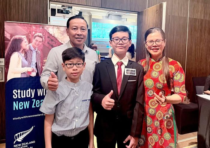  Bạn Trương Quang Thắng (thứ hai bên phải) và gia đình. 