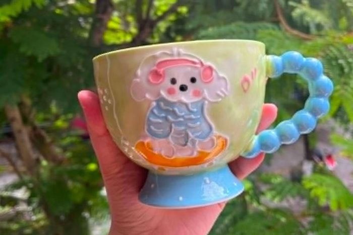 Chiếc ly "cute hột me" được Nghi Vân mua từ làng gốm. - Ảnh: NVCC