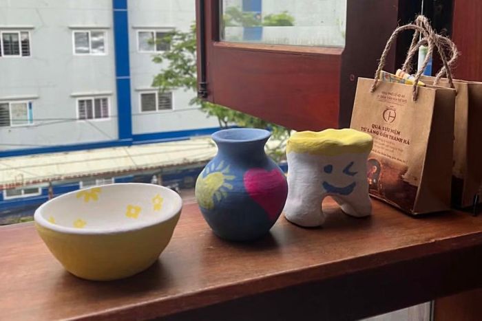 "Chiến lợi phẩm" Nghi Vân "gom" được khi đến làng gốm Thanh Hà. - Ảnh: NVCC