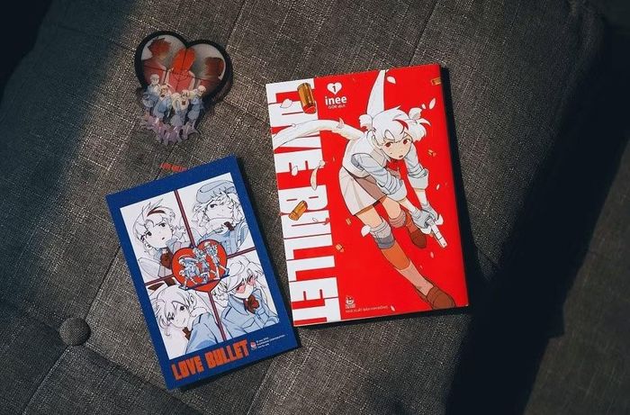 Tập 1 Love Bullet bản tiếng Việt, kèm quà tặng của bản in đầu. (Nguồn ảnh: NXB Kim Đồng)