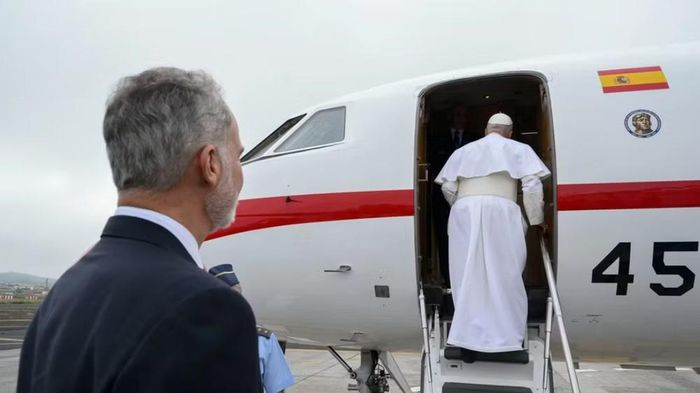 Trong lúc đó, Quốc vương Felipe VI của Tây Ban Nha, người vừa tiễn Giáo hoàng trước đó ít phút, đã quay trở lại đường băng để hỗ trợ.