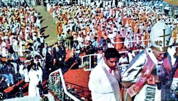 Năm 1986, chuyến bay chở Giáo hoàng John Paul II từ Ấn Độ trở về không thể hạ cánh xuống Rome do bão tuyết và phải chuyển hướng đến Naples. Sau đó, ông cùng đoàn tùy tùng trở về Rome bằng tàu hỏa đặc biệt. 