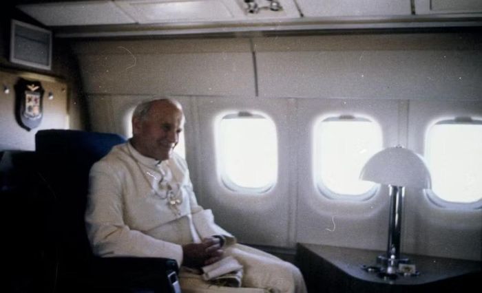 Đến năm 1988, thời tiết xấu buộc máy bay chở Giáo hoàng John Paul II phải hạ cánh xuống Nam Phi, quốc gia vốn không nằm trong lịch trình công du do những vấn đề chính trị thời điểm đó.