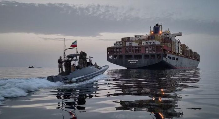 CENTCOM cũng nhấn mạnh eo biển Hormuz vẫn "mở cửa", bất chấp việc Iran trước đó tuyên bố áp đặt lệnh phong tỏa sau khi chiến sự bùng phát. 