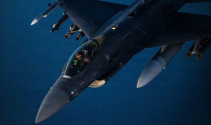 Thông báo được đưa ra cùng hình ảnh tiêm kích đa năng F-16 Fighting Falcon của không quân Mỹ đang làm nhiệm vụ tuần tra trên bầu trời Trung Đông ngày 13/6. 