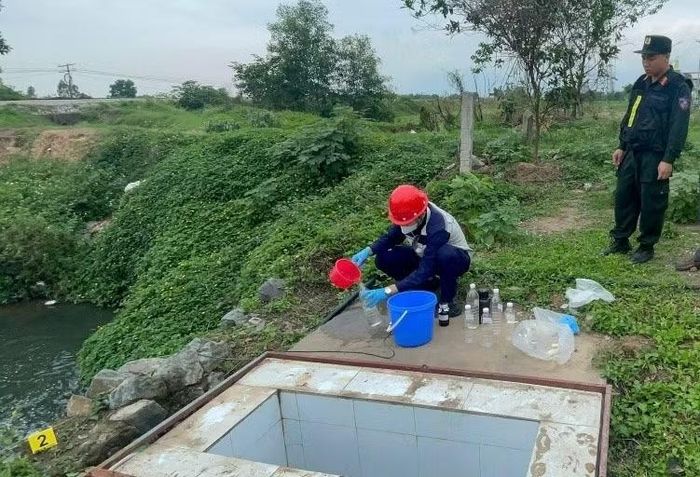 Lực lượng chức năng kiểm tra mẫu nước thải