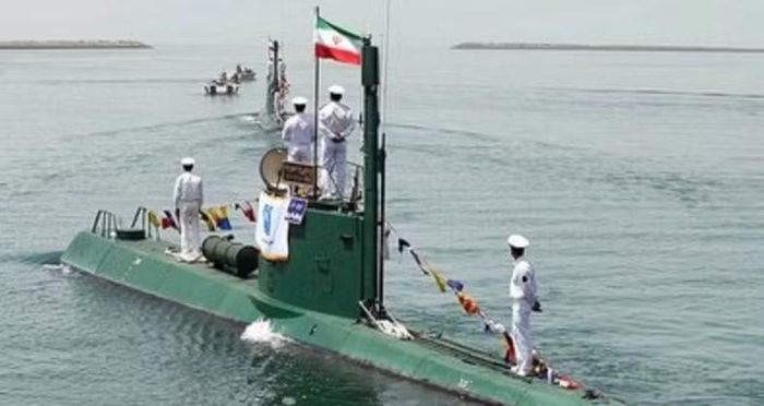 Eo biển Hormuz nằm giữa Iran và bán đảo Arab, nối Vịnh Ba Tư với vịnh Oman. Đây là tuyến đường vận chuyển dầu mỏ quan trọng bậc nhất toàn cầu.