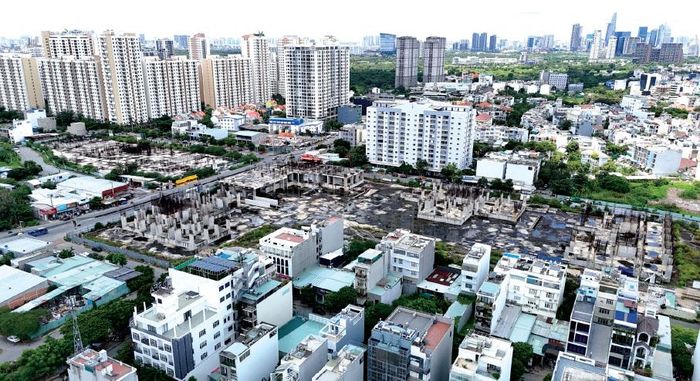 Bất động sản là đích đến của dòng vốn và tín dụng trong bối cảnh tín dụng tăng tốc. Ảnh: LÊ VŨ
