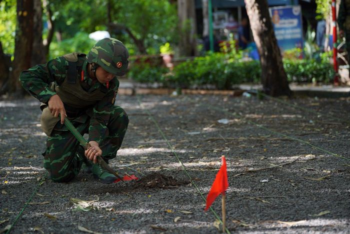 Bên cạnh đó, quá trình phân tích dữ liệu còn có thể được hỗ trợ bởi các công nghệ như cảm biến điện từ, khảo sát địa chấn nông, bản đồ 3D, thiết bị bay không người lái, bản đồ số và trí tuệ nhân tạo nhằm tổng hợp, xử lý thông tin hiệu quả.