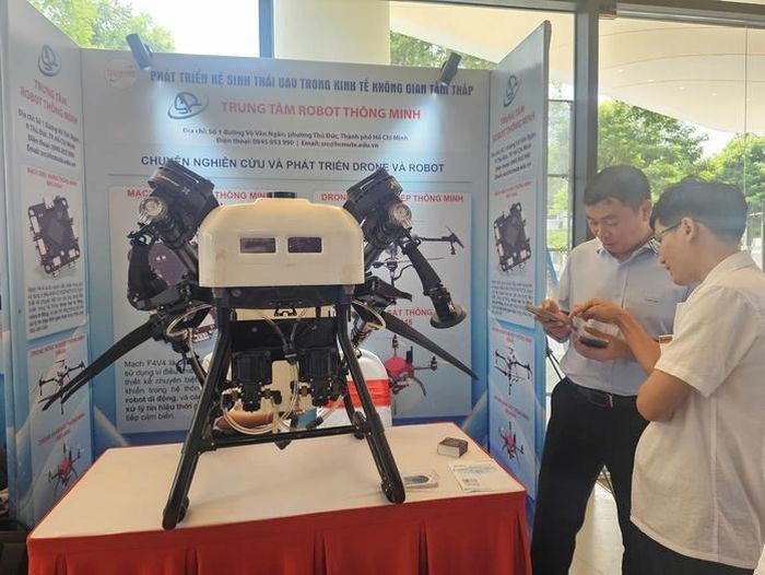 Khách tham quan tìm hiểu UAV tại sự kiện "Phát triển hệ sinh thái UAV trong kinh tế không gian tầm thấp" mới đây ở TPHCM.