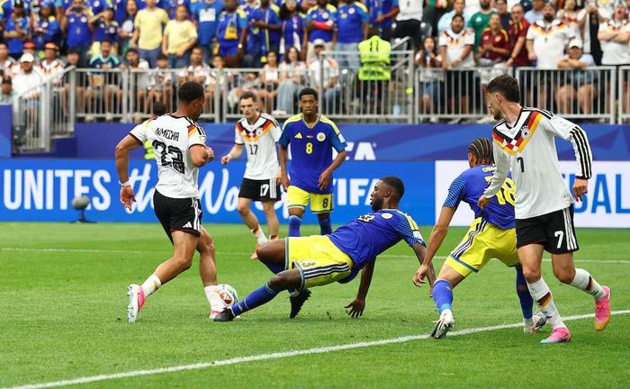 Riechedly Bazoer của Curacao phạm lỗi với Felix Nmecha của Đức dẫn đến quả phạt đền. Nguồn: Reuters.