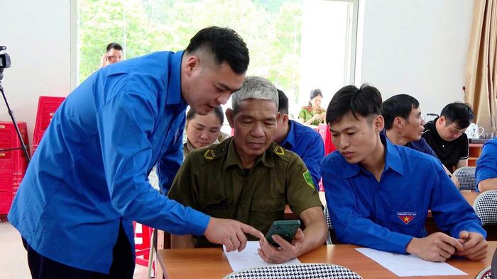 Hướng dẫn người dân xã Mẫu Sơn tập huấn "Bình dân học vụ số".