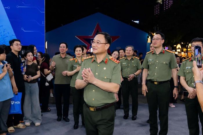Thượng tướng Phạm Thế Tùng - Thứ trưởng Bộ Công an tham quan phân khu “Bức tường an ninh mạng”