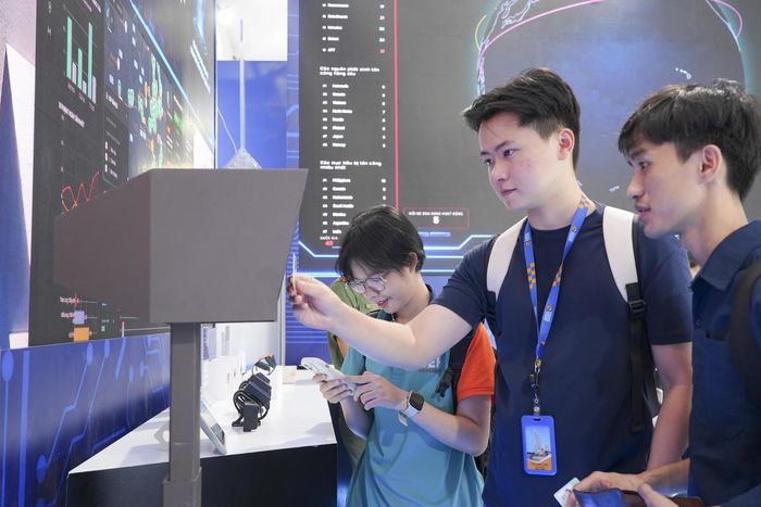 Người dân trải nghiệm khả năng nhận diện của hệ thống camera AI
