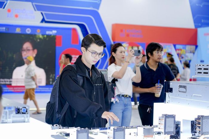 Sản phẩm máy chủ made in Vietnam thu hút sự quan tâm của khách tham quan