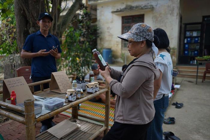 Người dân mang rác được phân loại đến Chợ Cộng đồng giảm rác để đổi lấy các sản phẩm hữu ích được tái tạo lại từ rác thải. Ảnh: CĐ.