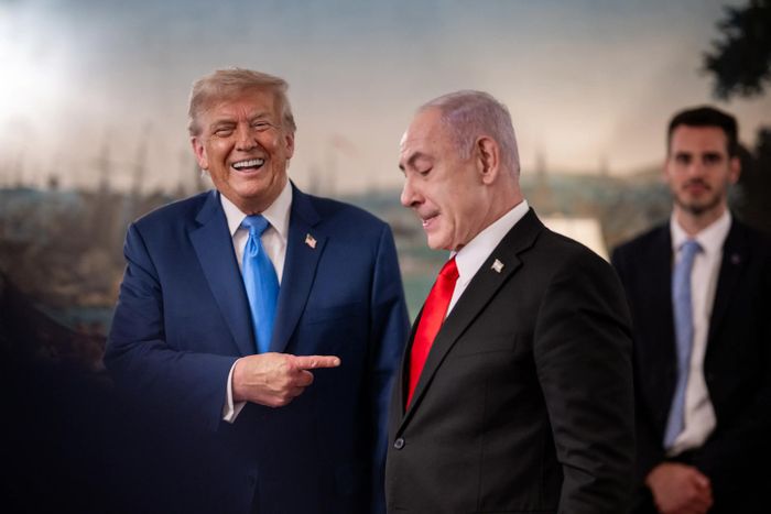 Thủ tướng Israel Benjamin Netanyahu và Tổng thống Mỹ Donald Trump (chỉ tay). Ảnh: WHITE HOUSE