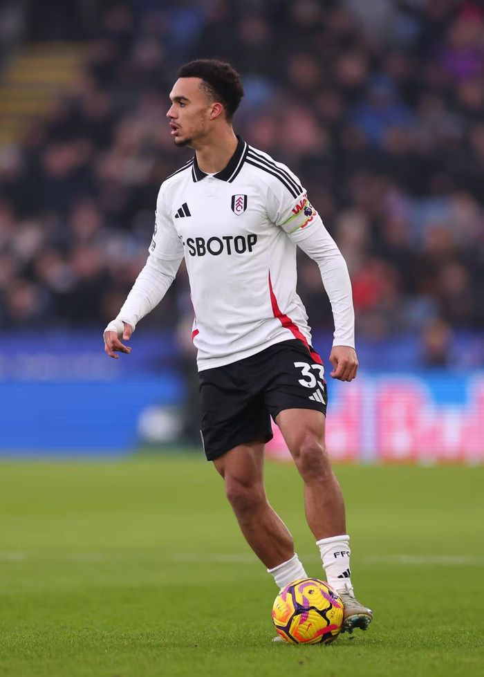 MU cũng quan tâm đến Robinson của Fulham. ẢNH: MIRROR/GETTY