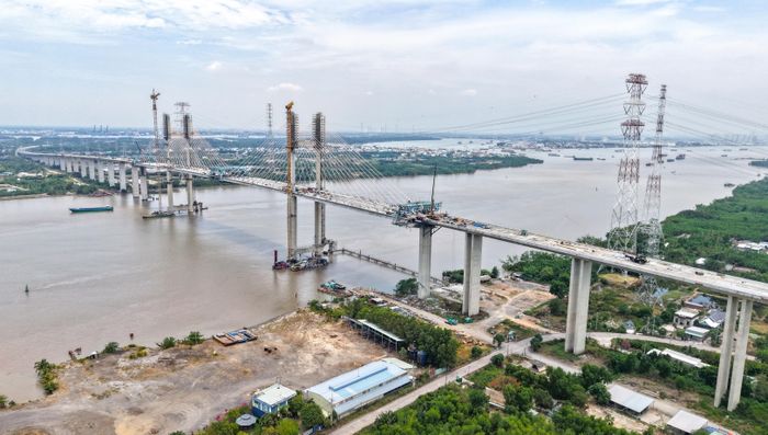  Mạng lưới hạ tầng giao thông đồng bộ chính là bệ phóng vững chắc đưa kinh tế vùng cất cánh. ẢNH: THUẬN VĂN 