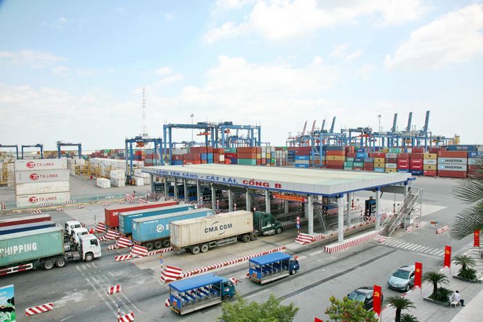  Kết nối hạ tầng logistics liên vùng đồng bộ giúp dòng chảy hàng hóa về các cảng biển thông suốt. Ảnh: QUANG HUY 