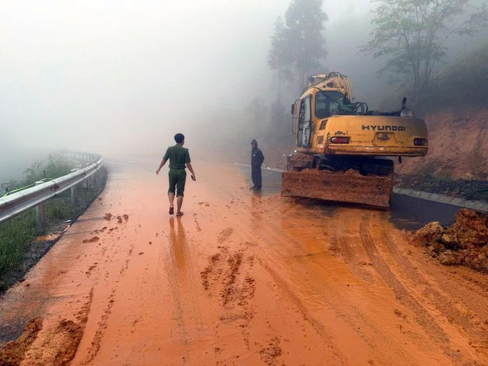  Sạt lở trên Quốc lộ 28, tỉnh Lâm Đồng vào năm 2025. 
