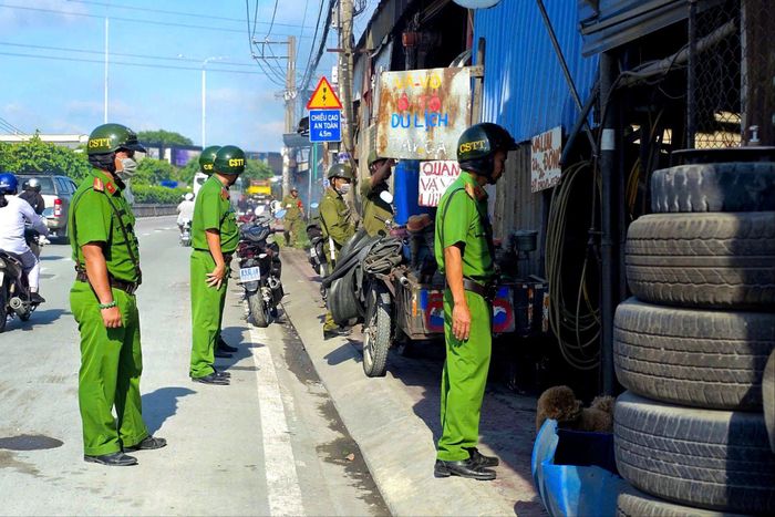  Tổ công tác Công an phường An Phú Đông phối hợp lực lượng an ninh cơ sở tuần tra, kiểm tra trên tuyến đường Đỗ Mười, kịp thời phát hiện, nhắc nhở các trường hợp lấn chiếm vỉa hè, bảo đảm trật tự đô thị và an toàn giao thông. Ảnh: PHẠM HẢI 