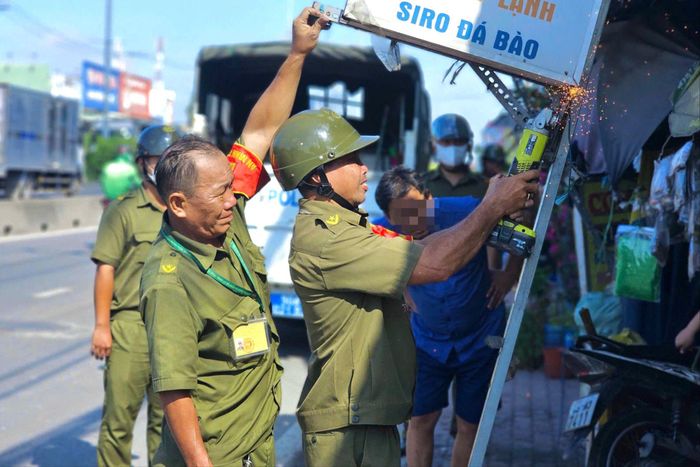  Nhiều bảng hiệu, mái che và vật dụng kinh doanh đặt sai quy định trên vỉa hè được tổ công tác kiểm tra, yêu cầu khắc phục nhằm bảo đảm quyền sử dụng không gian công cộng của người đi bộ. Ảnh: PHẠM HẢI 