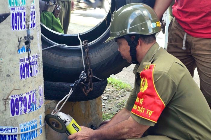  Đối với các vật dụng lấn chiếm vỉa hè được lắp đặt cố định nhằm kéo dài thời gian sử dụng trái phép, lực lượng chức năng đã tiến hành cắt bỏ, tháo dỡ theo quy định để bảo đảm mỹ quan đô thị. Ảnh: PHẠM HẢI 