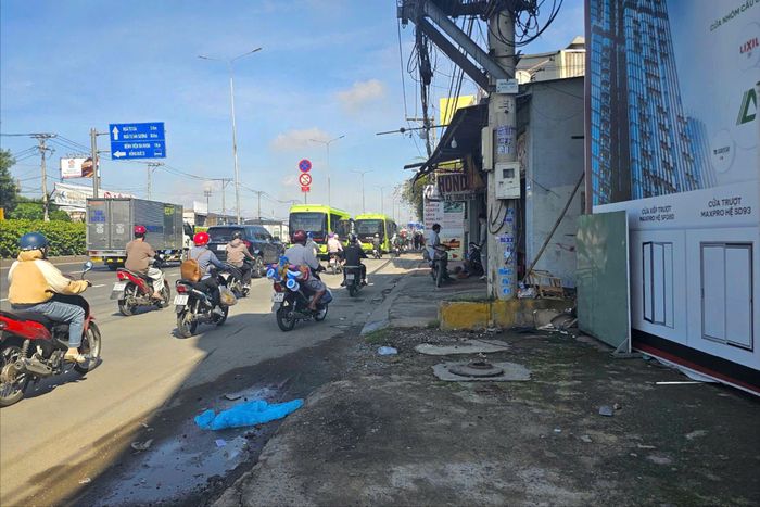  Sau các đợt tuyên truyền và xử lý vi phạm, tuyến đường Đỗ Mười qua khu vực cầu vượt Bình Phước đến ngã tư Ga đã có nhiều chuyển biến tích cực, vỉa hè được trả lại cho người đi bộ, góp phần bảo đảm mỹ quan đô thị. Ảnh: PHẠM HẢI 
