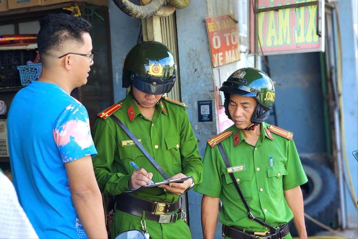  Trong quá trình tuần tra, tổ công tác kết hợp tuyên truyền quy định về quản lý, sử dụng lòng đường, vỉa hè, đồng thời vận động người dân chung tay giữ gìn môi trường đô thị văn minh, an toàn. Ảnh: PHẠM HẢI 