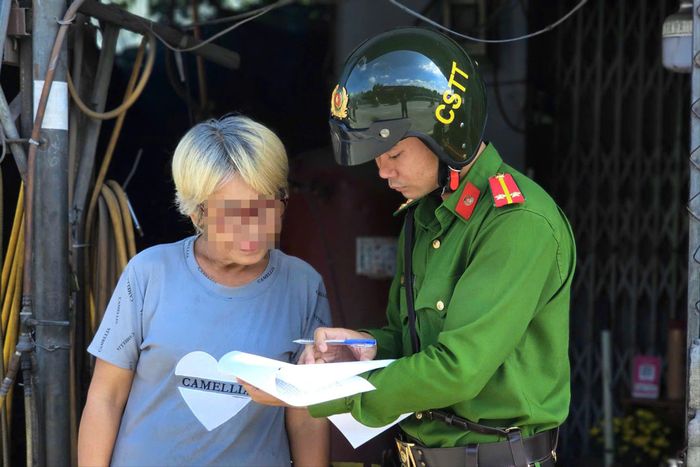  Lực lượng chức năng tuyên truyền, vận động các hộ kinh doanh tự giác tháo dỡ vật dụng lấn chiếm lối đi bộ, góp phần trả lại vỉa hè thông thoáng cho người dân và xây dựng mỹ quan đô thị văn minh, sạch đẹp. Ảnh: PHẠM HẢI 