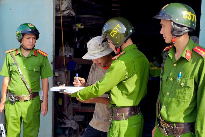  Các trường hợp vi phạm được lực lượng chức năng nhắc nhở, lập biên bản và yêu cầu ký cam kết không tái lấn chiếm vỉa hè, góp phần nâng cao ý thức chấp hành pháp luật của người dân. Ảnh: PHẠM HẢI 