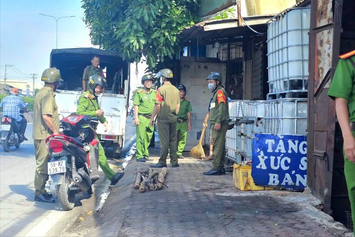  Trước đây, khu vực này từng xảy ra tình trạng lấn chiếm vỉa hè kéo dài, nhiều hộ kinh doanh sử dụng gần như toàn bộ lối đi bộ để buôn bán. Sau các đợt ra quân, người dân đã tự giác khắc phục, trả lại không gian thông thoáng cho người đi bộ. Ảnh: PHẠM HẢI 