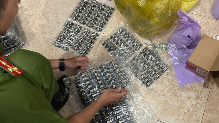 Số lượng lớn tang vật bị công an thu giữ. Ảnh: CA