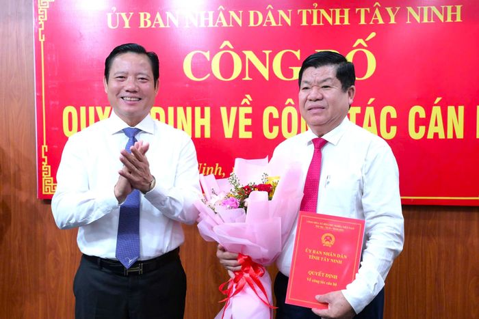 Ông Trần Văn Tươi, Phó Giám đốc Sở Tài chính nhận quyết định nghỉ hưu. Ảnh: KĐ