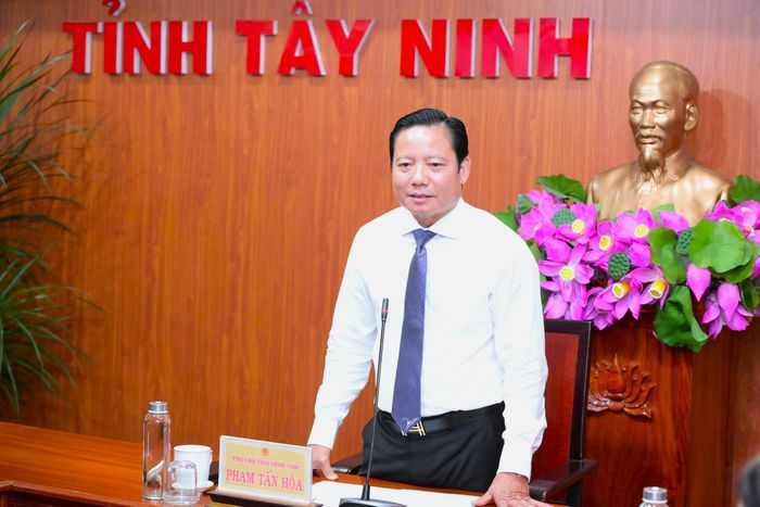 Ông Phạm Tấn Hòa, Phó Chủ tịch UBND tỉnh phát biểu tại buổi lễ trao quyết định. Ảnh: KĐ