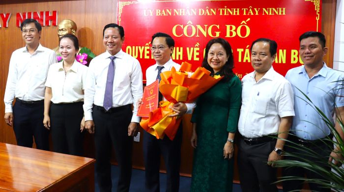 Ông Nguyễn Hồng Phúc (tay cầm hoa), Phó Chánh Văn phòng UBND tỉnh, đến nhận công tác tại Sở Giáo dục và Đào tạo tỉnh Tây Ninh. Ảnh: KĐ