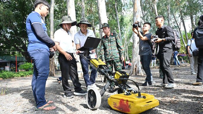 Nhóm chuyên gia sử dụng các thiết bị chuyên dùng, máy radar xuyên đất.... để tham gia hỗ trợ khảo sát, thăm dò, tìm kiếm. Ảnh: THANH THÙY
