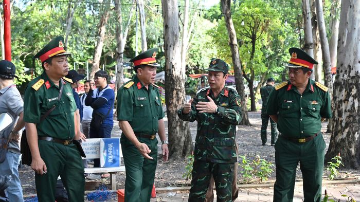 Đại tá Nguyễn Đình Chuẩn, Phó chính ủy Bộ Tư lệnh TP.HCM (thứ 3 từ trái sang), cho biết dữ liệu sau đó được phân tích, tổng hợp và báo cáo Ban Chỉ đạo 515 Quân khu 7 trước ngày 30-6, làm căn cứ xây dựng phương án khai quật, tìm kiếm và quy tập. Ảnh: THANH THÙY