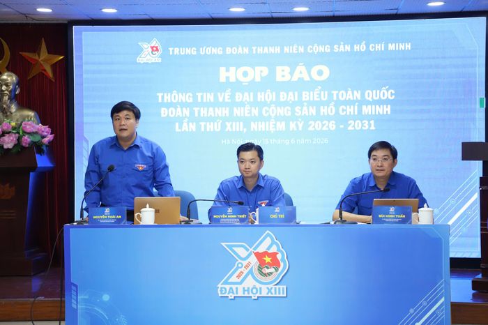  Đại diện Trung ương Đoàn TNCS Hồ Chí Minh trả lời câu hỏi của báo chí. Ảnh ĐĂNG HẢI. 